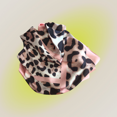 Foulard léopard rose